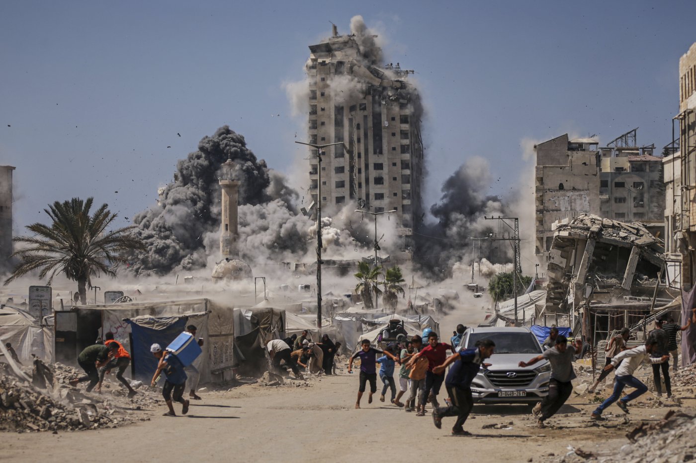 Israel strikes high-rise building and threatens to hit more in Gaza City offensive | iNFOnews.ca