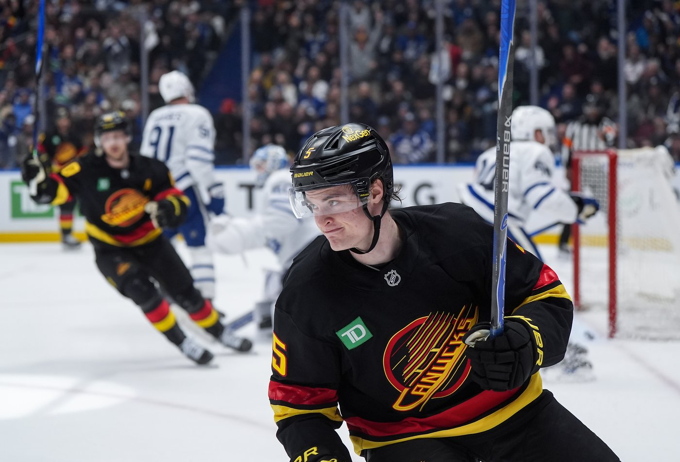 Maple Leafs snap six-game skid with 3-2 shootout win over Canucks | iNFOnews.ca