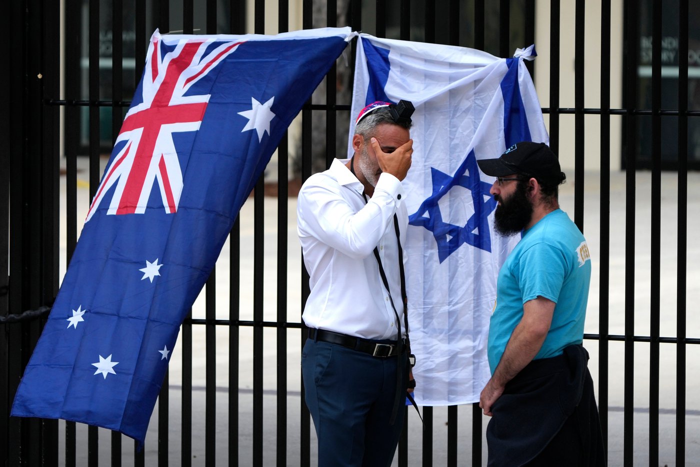Photos show the scene of a deadly attack on Sydney's Bondi Beach | iNFOnews.ca