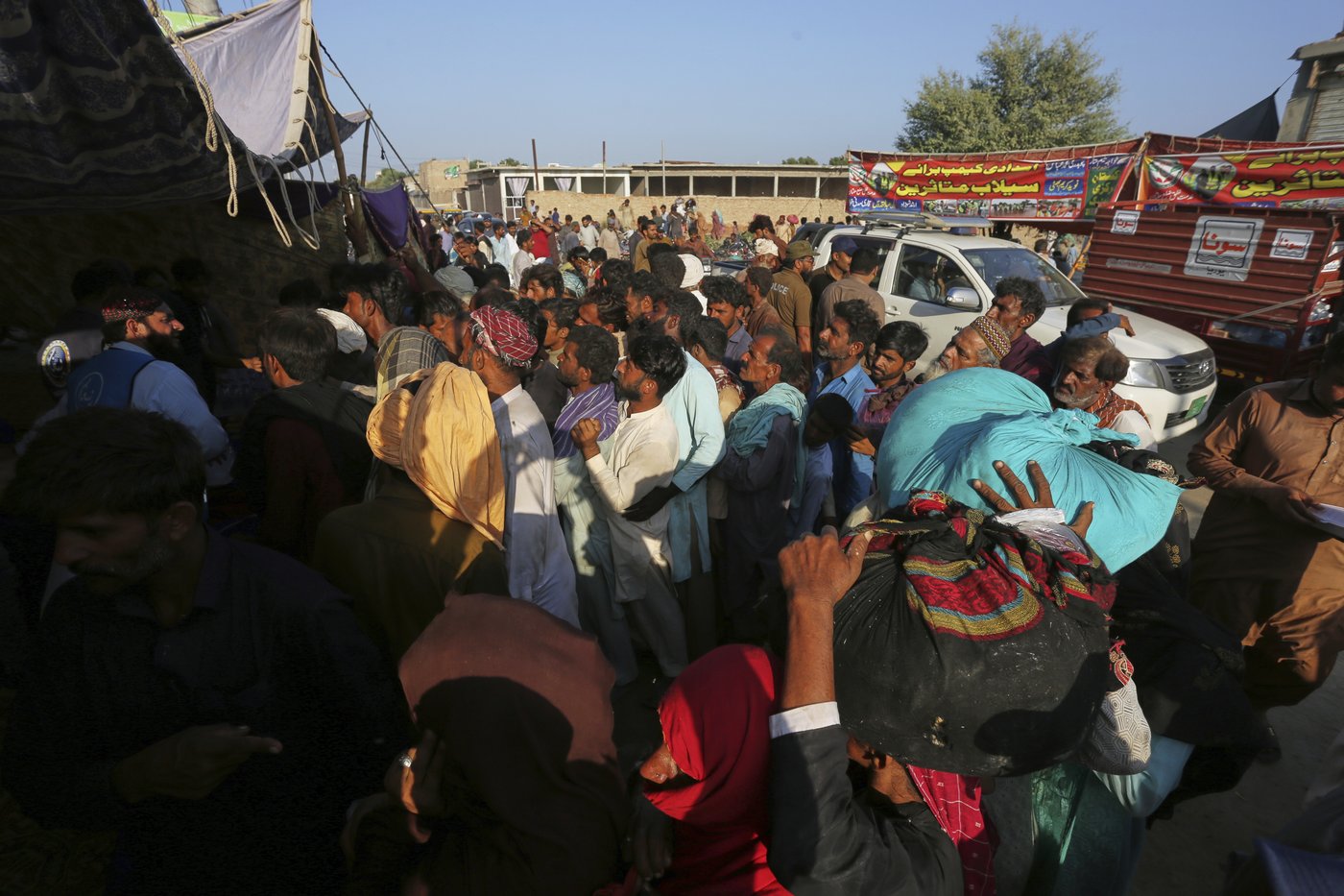 Pakistanis displaced by flooding in Punjab return to find homes and crops destroyed | iNFOnews.ca