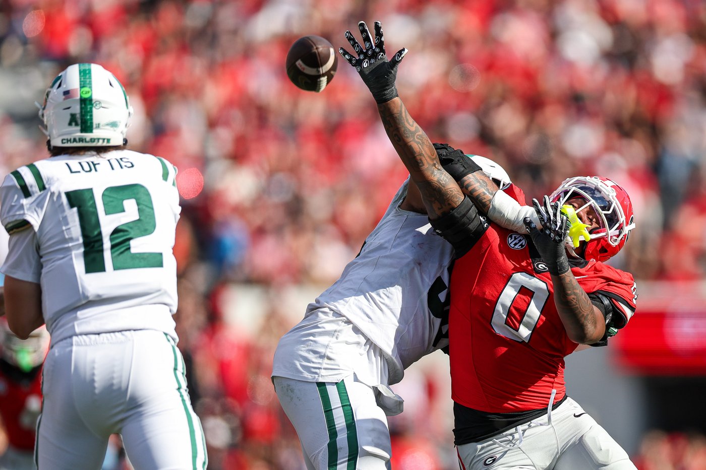 Walker runs for 3 TDs and Frazier adds 2 scoring runs as No. 4 Georgia overwhelms Charlotte 35-3 | iNFOnews.ca