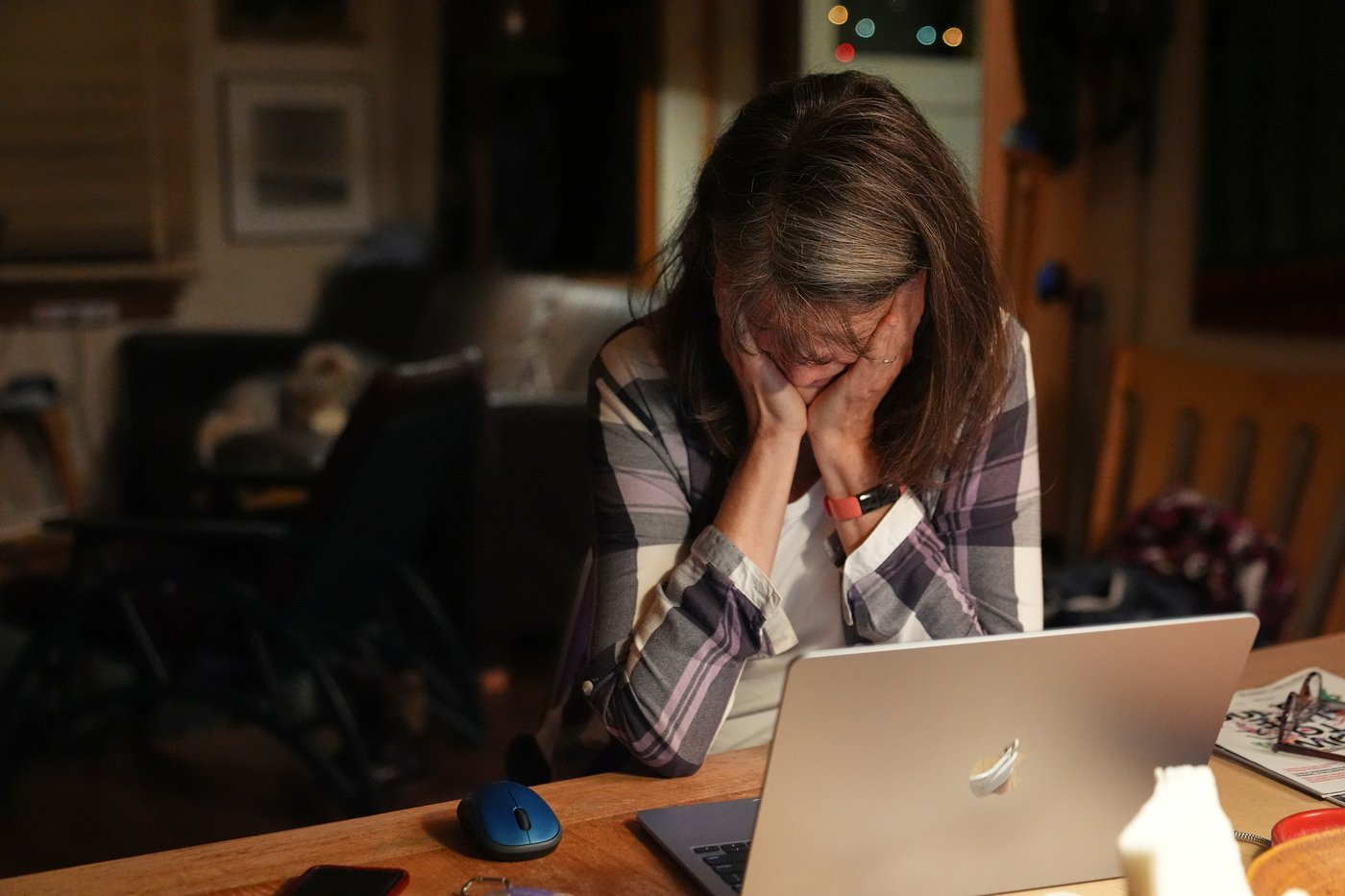 Photos show Mary E. Brunkow waking up to the news she is a Nobel winner in medicine | iNFOnews.ca