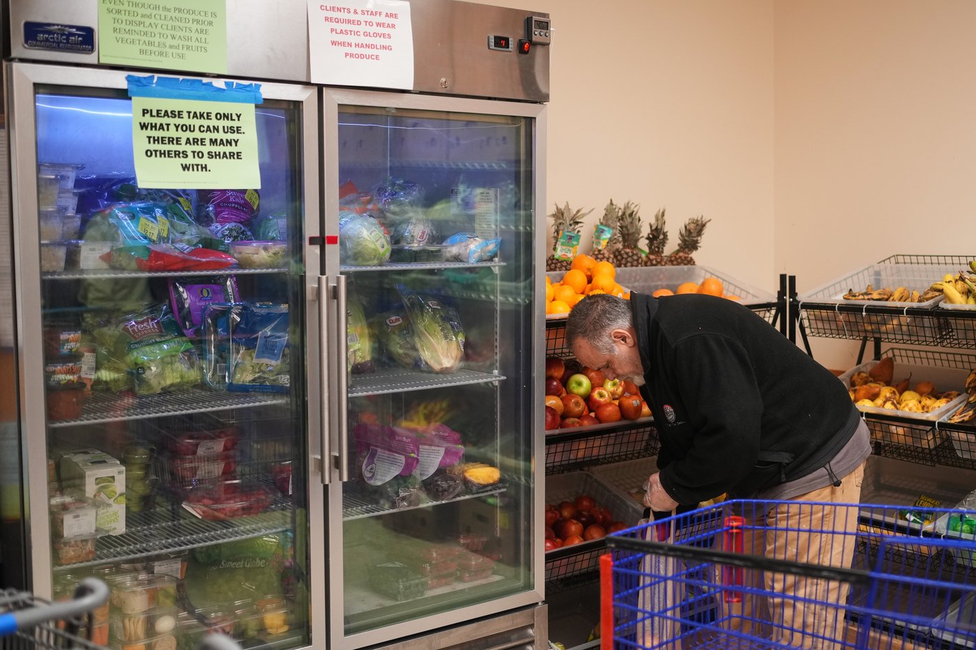 SNAP benefits cut off during shutdown, driving long lines at food pantries | iNFOnews.ca SNAP benefits cut off during shutdown, driving long lines at food pantries | iNFOnews.ca