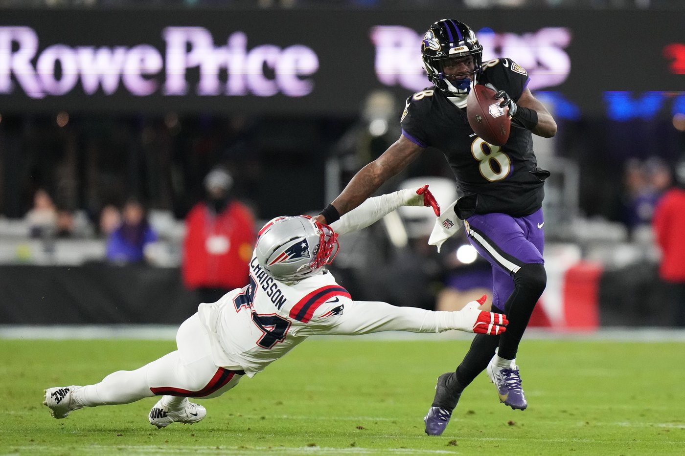 Ravens' Lamar Jackson forced out of game against Patriots with a back injury | iNFOnews.ca