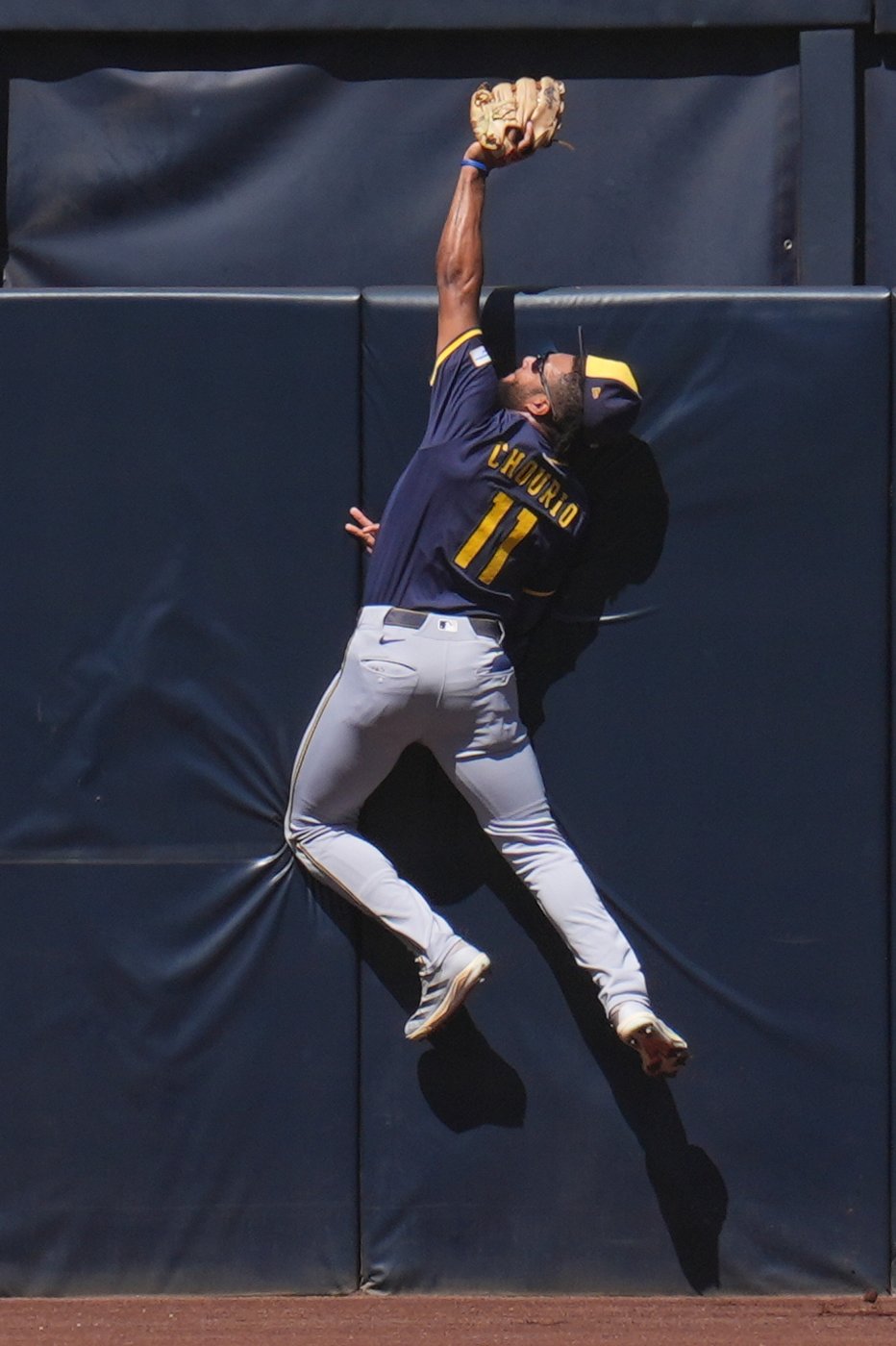 Chourio, Mears help the Brewers beat the Padres 3-1 to avoid a 3-game sweep | iNFOnews.ca