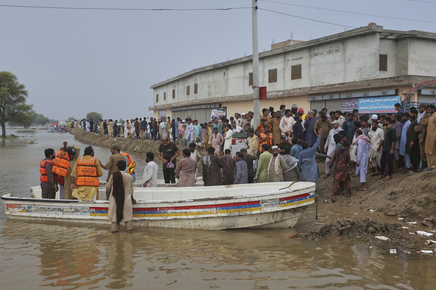 Over 120,000 evacuated from central Pakistan as floods leave survivors in scorching heat | iNFOnews.ca Over 120,000 evacuated from central Pakistan as floods leave survivors in scorching heat | iNFOnews.ca