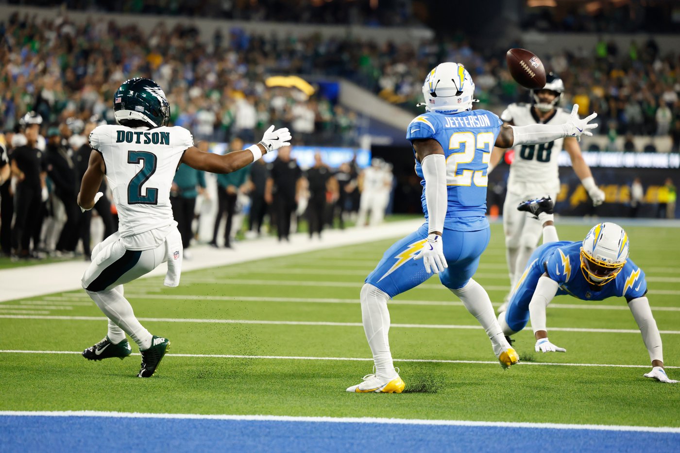 Chargers, Eagles in giving mood with three-turnover play | iNFOnews.ca Chargers, Eagles in giving mood with three-turnover play | iNFOnews.ca