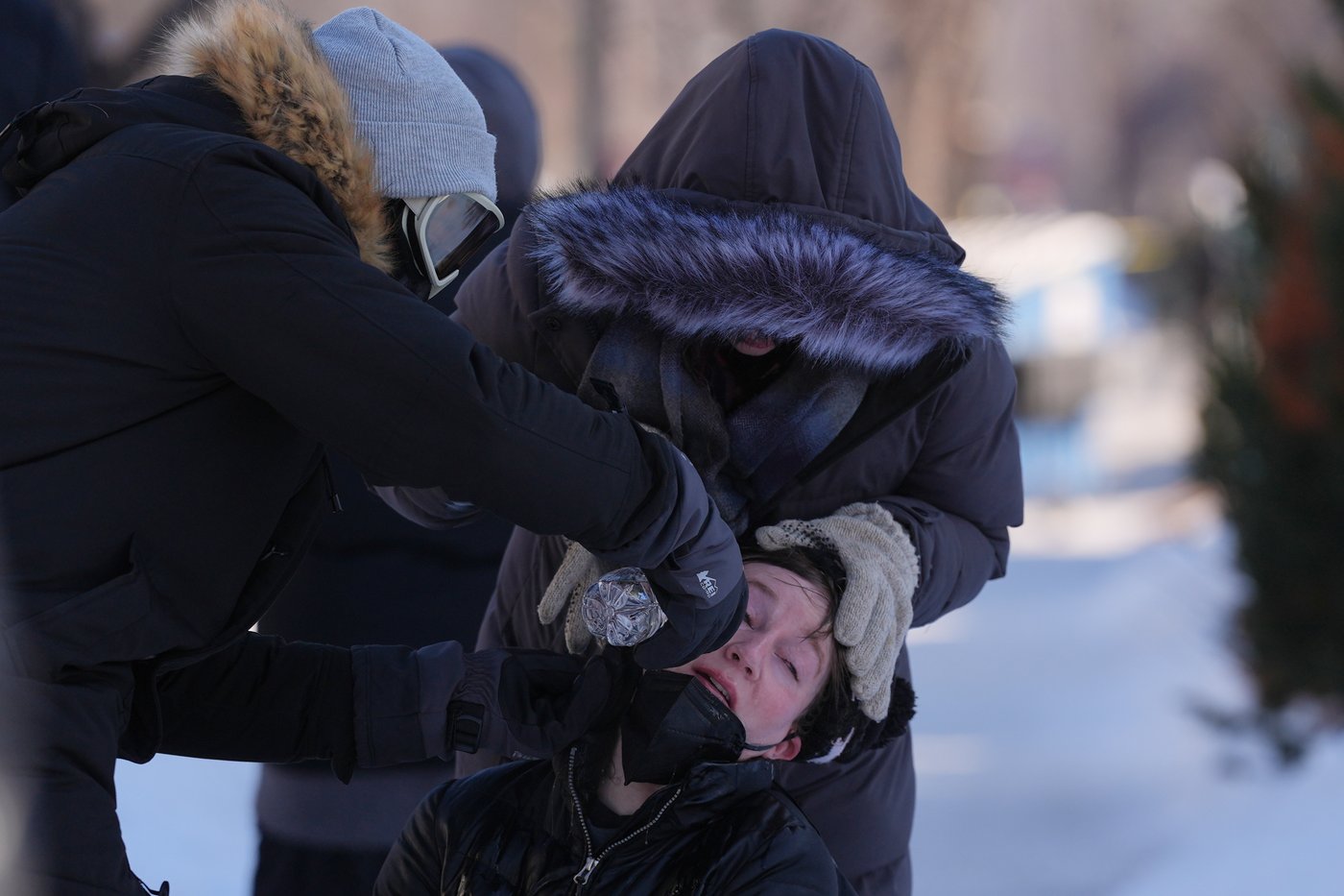 Officers react with crowd after man was killed in Minneapolis amid immigration crackdown, in photos | iNFOnews.ca