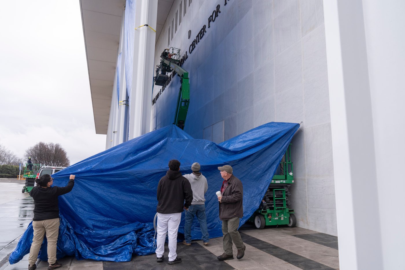 Photos of Trump's name being added to the Kennedy Center | iNFOnews.ca