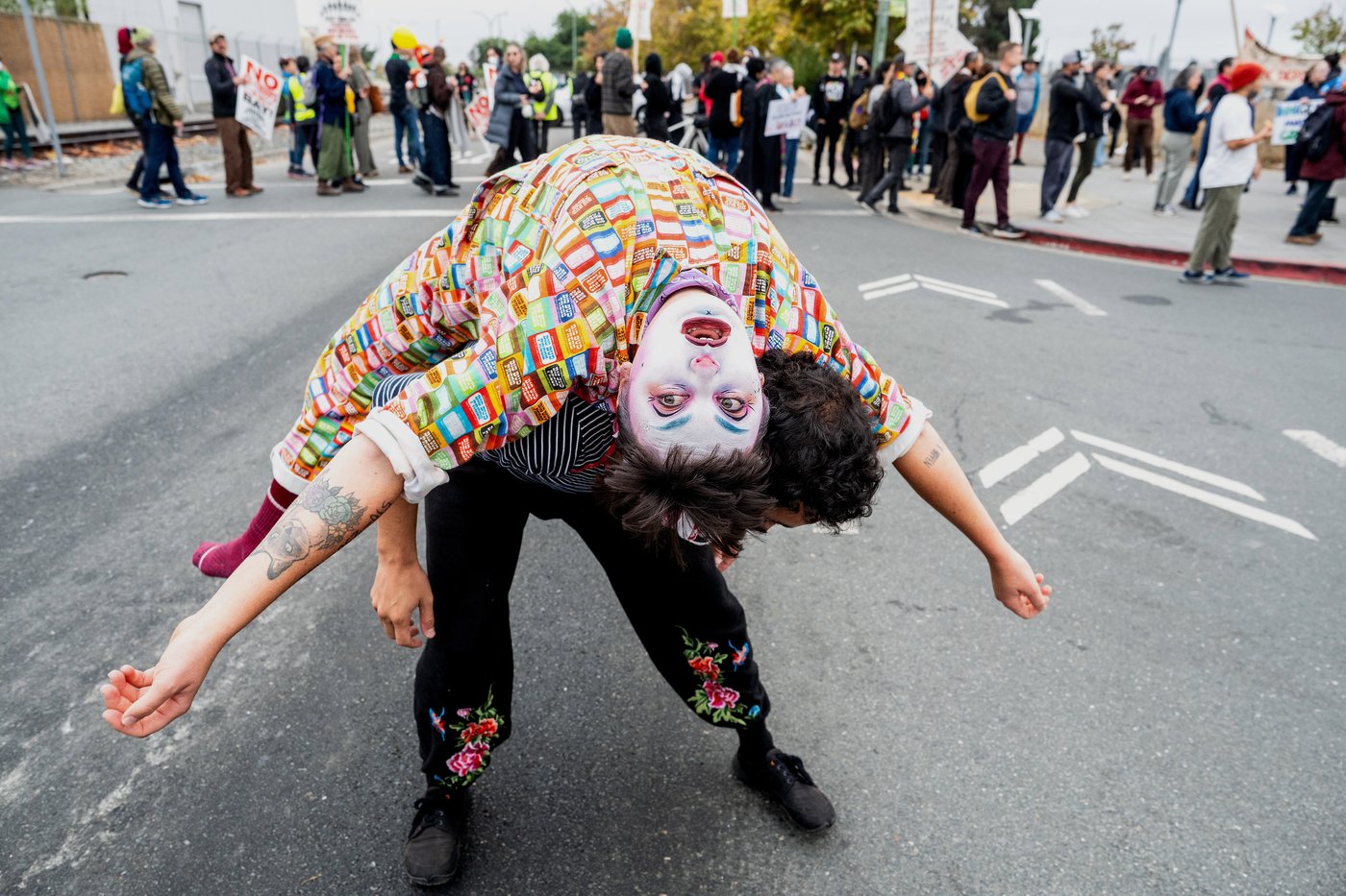 Photos of protesters pushing back on Trump’s plan to surge federal troops to San Francisco | iNFOnews.ca