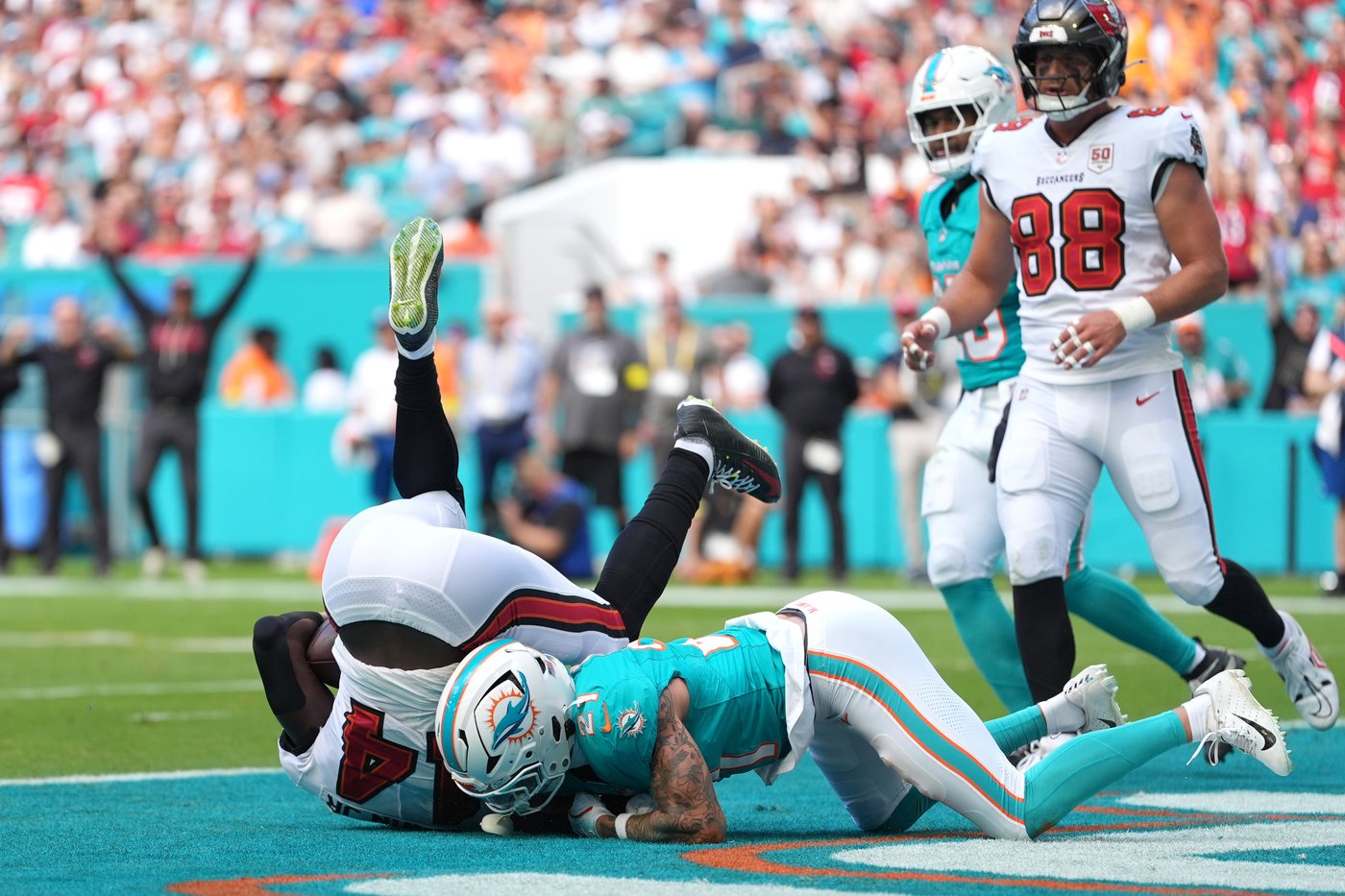 Ewers throws 2 TDs as Dolphins beat Bucs 20-17 to force pivotal Week 18 NFC South matchup | iNFOnews.ca