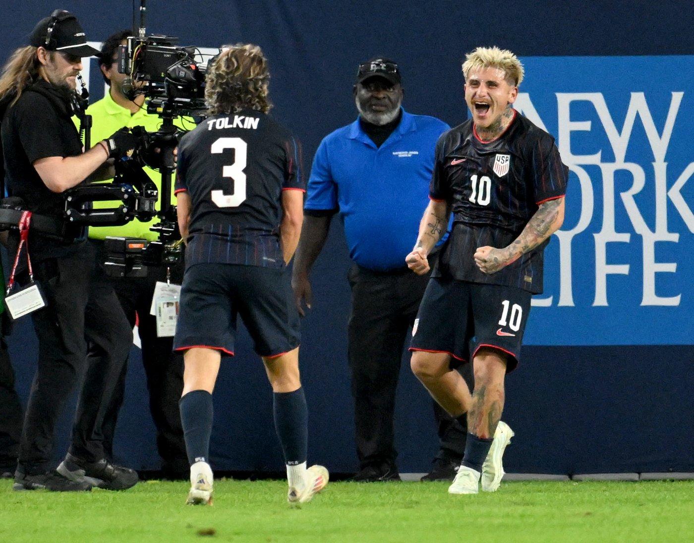 Freeman scores twice as US routs Uruguay 5-1, heads into World Cup year with 5-game unbeaten streak | iNFOnews.ca