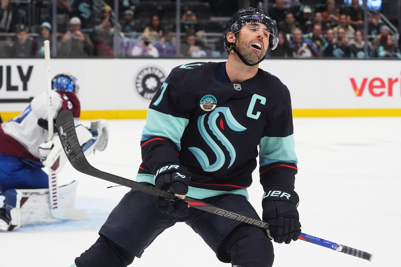 MacKinnon has two goals and an assist as Avalanche beat Kraken 5-3 | iNFOnews.ca