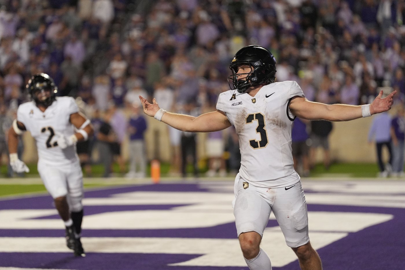 Hellums accounts for 3 TDs, scores with 2:52 left to push Army past Kansas State 24-21 | iNFOnews.ca