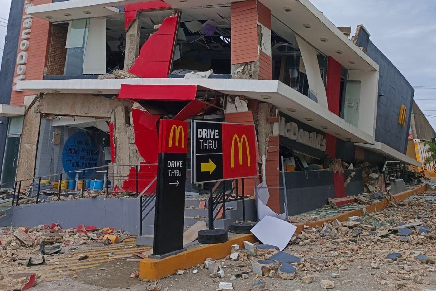 Photos show the destruction and rescue efforts after an earthquake in the Philippines | iNFOnews.ca