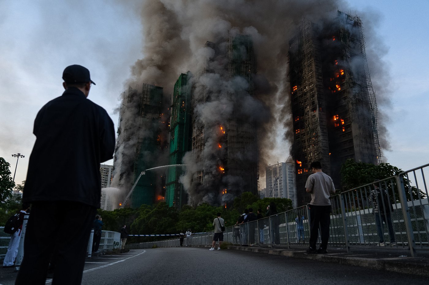 Fire rages through bamboo scaffolding at Hong Kong high-rise residential complex, killing 4 | iNFOnews.ca