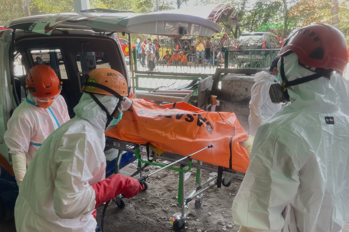Indonesian crews pull 3 bodies from rubble of collapsed school with more than 50 boys still missing | iNFOnews.ca