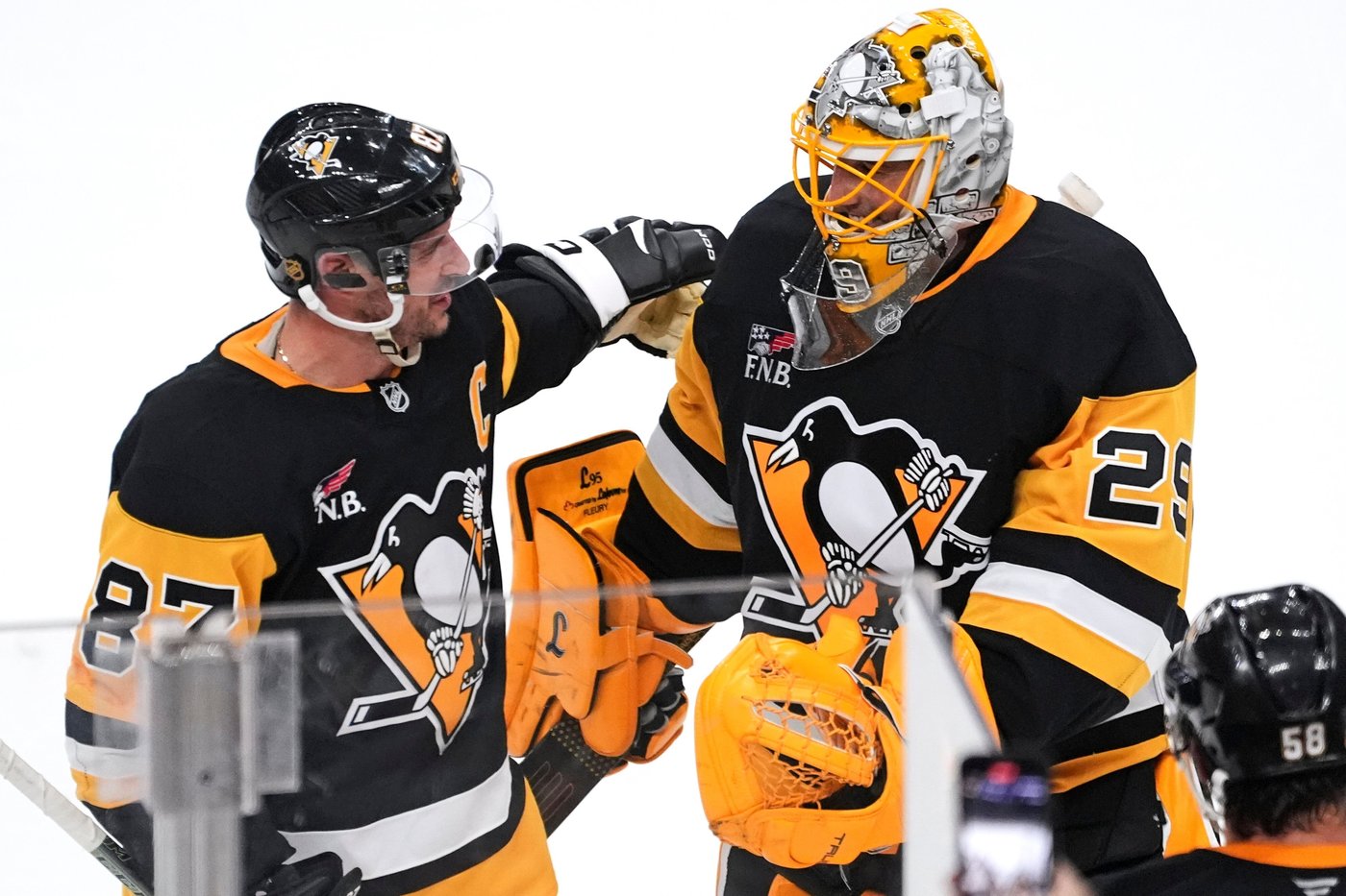 Marc-Andre Fleury receives emotional farewell in final game with Penguins | iNFOnews.ca