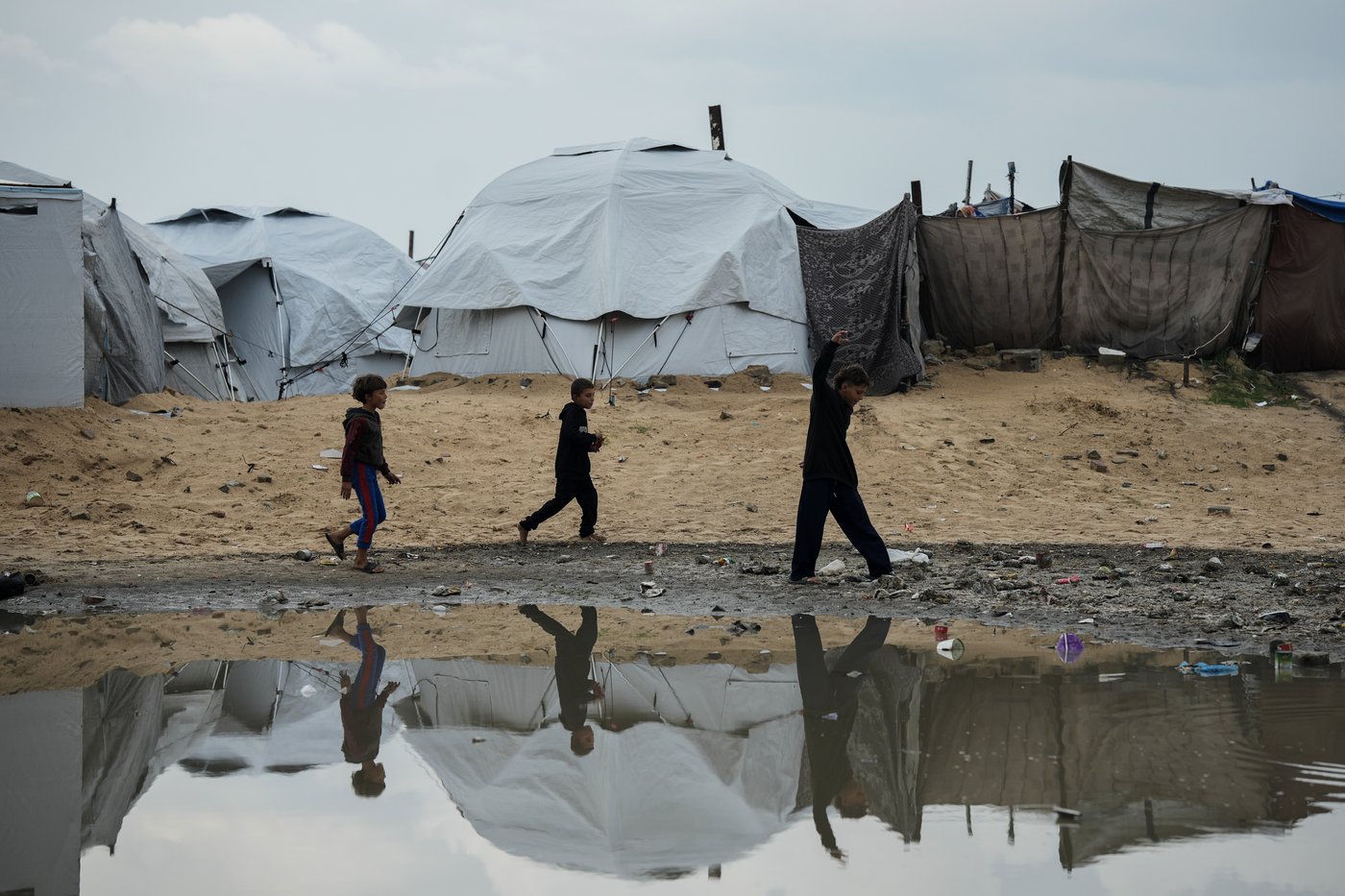 Aid flow into Gaza falls short of the terms of the ceasefire deal, Israeli figures show | iNFOnews.ca Aid flow into Gaza falls short of the terms of the ceasefire deal, Israeli figures show | iNFOnews.ca