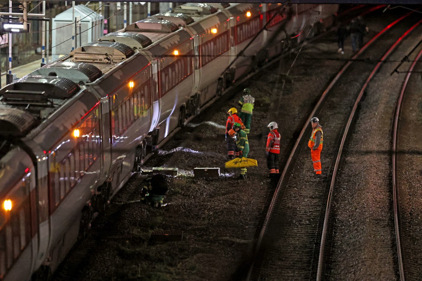 UK police say 10 people in hospital after train stabbing attack, 9 with life-threatening injuries | iNFOnews.ca UK police say 10 people in hospital after train stabbing attack, 9 with life-threatening injuries | iNFOnews.ca
