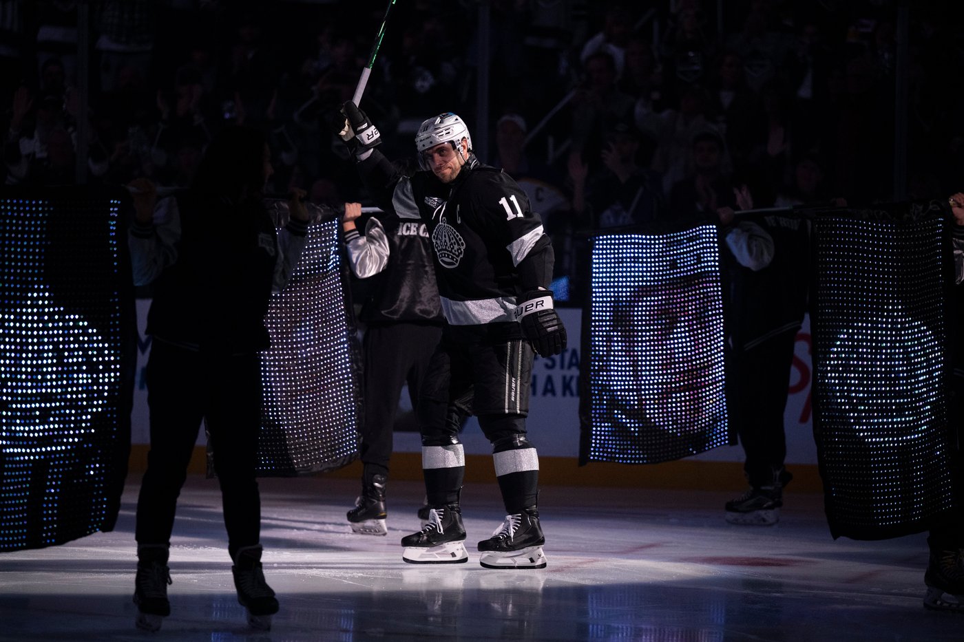 Martin Necas scores 2 goals, and the Avalanche rout the Kings 4-1 in a dominant season opener | iNFOnews.ca