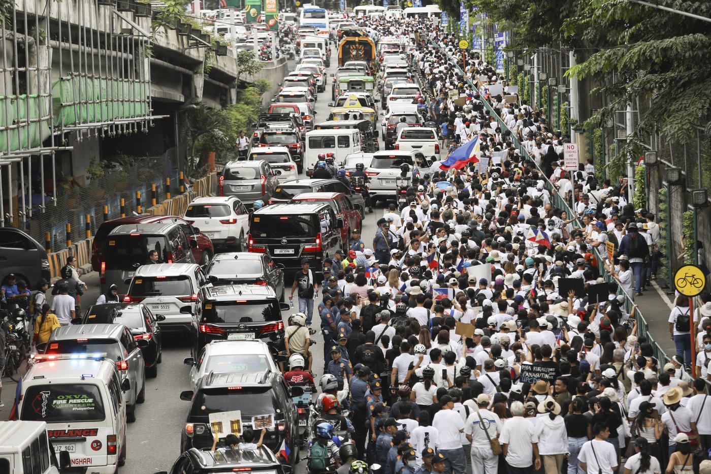Philippine police arrested dozens after a violent clash near presidential palace, in photos | iNFOnews.ca