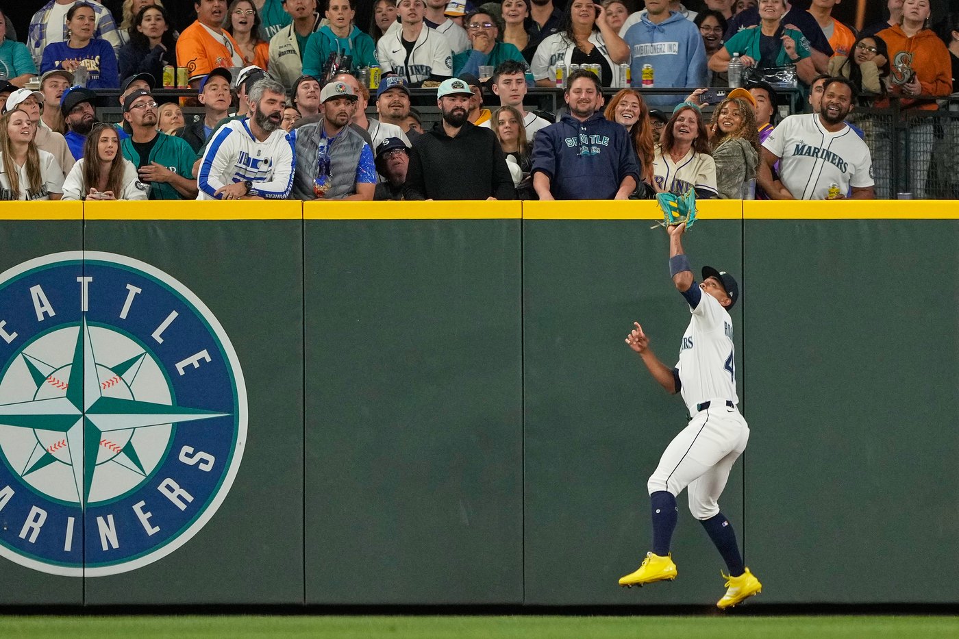 Mariners clinch playoff berth, beating Rockies 4-3 on Josh Naylor's bases-clearing double | iNFOnews.ca