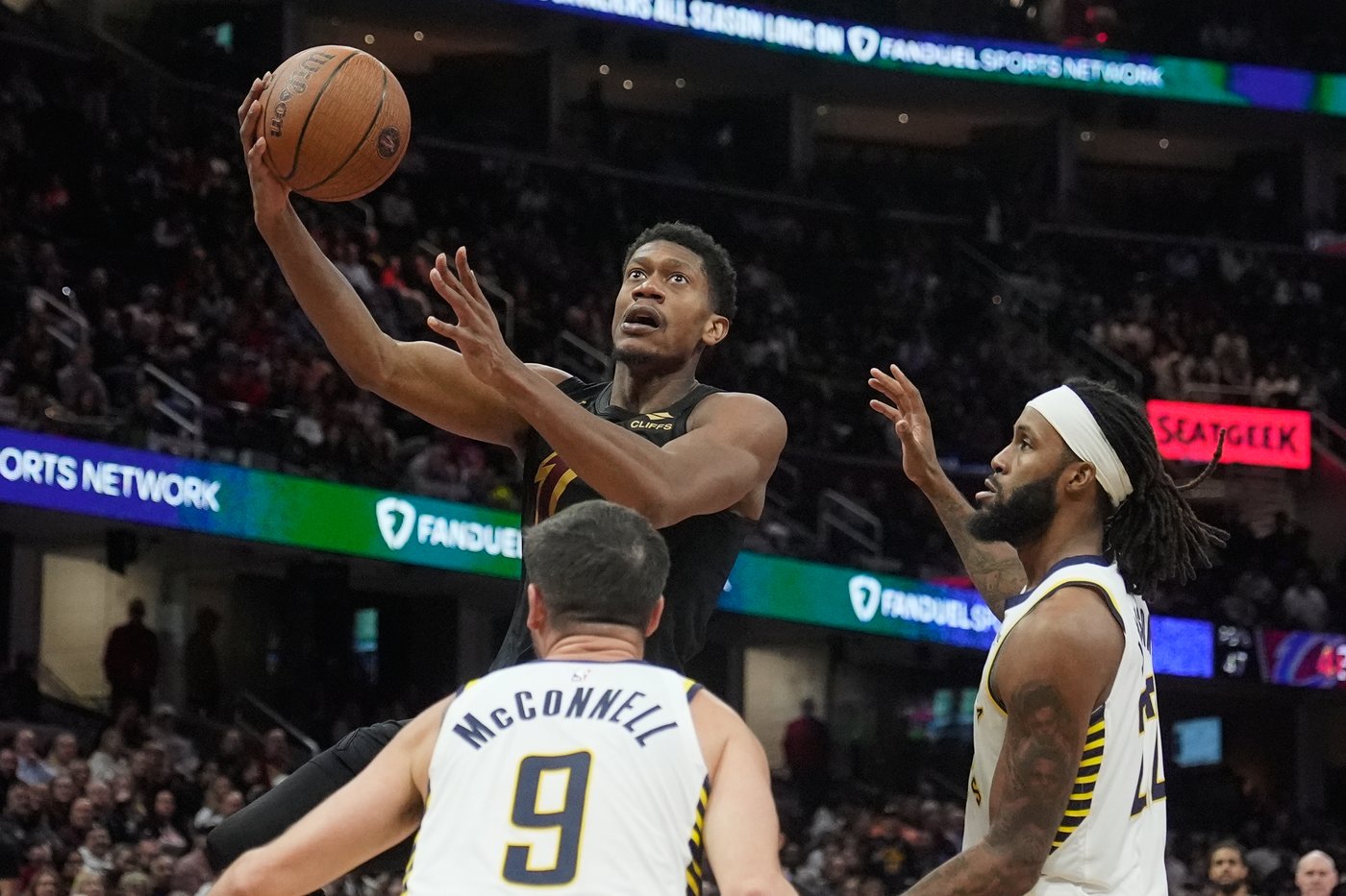 Donovan Mitchell scores 37 points, takes over in 3rd in Cavaliers' 120-105 win over Clippers | iNFOnews.ca