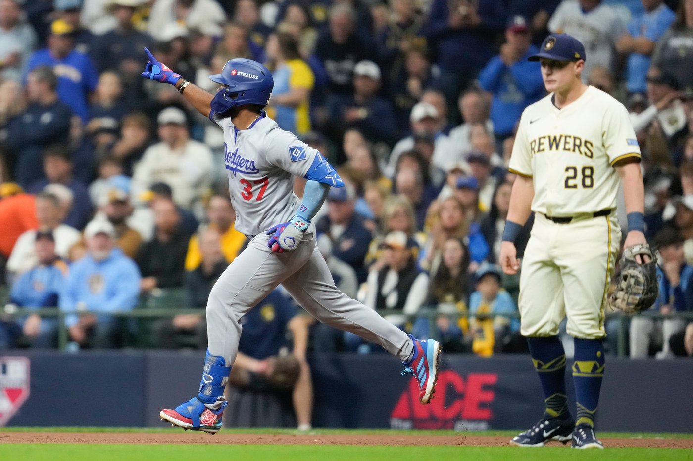 Yamamoto throws 3-hitter, Dodgers beat Brewers 5-1 to grab 2-0 NLCS lead | iNFOnews.ca Yamamoto throws 3-hitter, Dodgers beat Brewers 5-1 to grab 2-0 NLCS lead | iNFOnews.ca