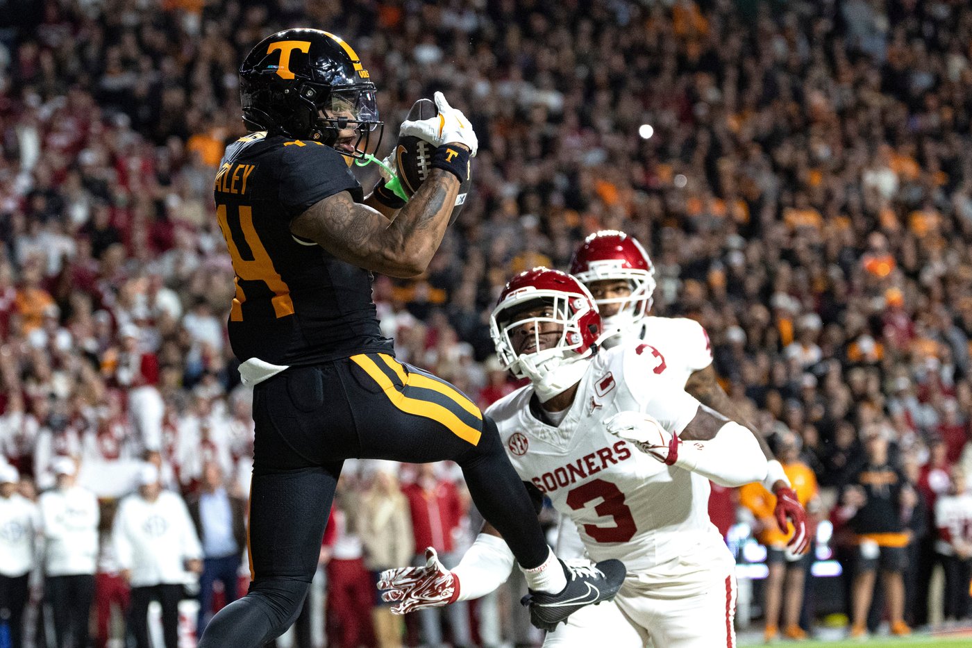Mateer runs for decisive TD, leads No. 18 Oklahoma over No. 14 Tennessee 33-27 | iNFOnews.ca Mateer runs for decisive TD, leads No. 18 Oklahoma over No. 14 Tennessee 33-27 | iNFOnews.ca