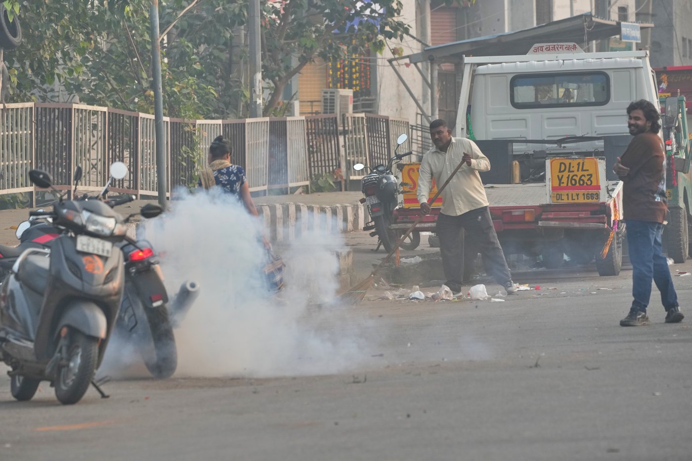 Thick, hazardous smog blankets New Delhi after Diwali fireworks | iNFOnews.ca