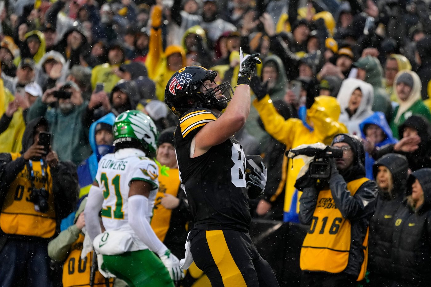 No. 6 Oregon escapes with 18-16 win over Iowa on Sappington's field goal with 3 seconds left | iNFOnews.ca