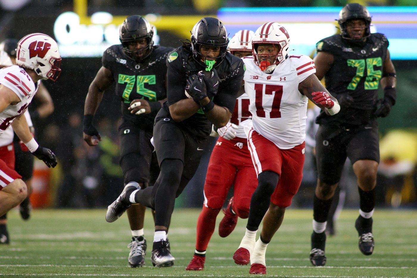 No. 6 Oregon survives lackluster performance with 21-7 win over Wisconsin | iNFOnews.ca No. 6 Oregon survives lackluster performance with 21-7 win over Wisconsin | iNFOnews.ca
