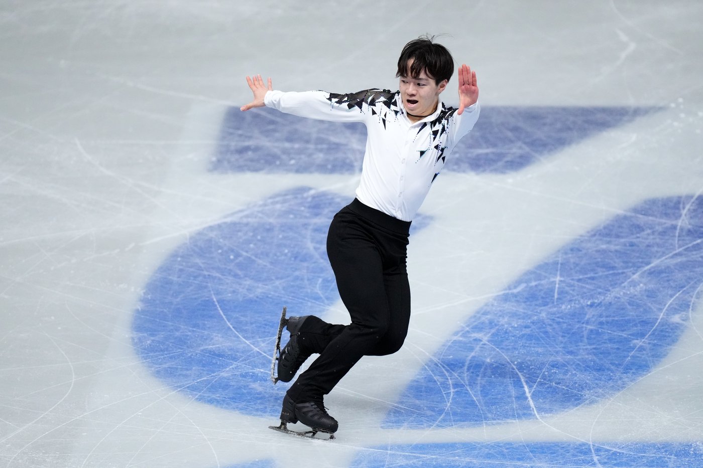 Kagiyama uses mistake by Malinin to lead short program at Grand Prix Final | iNFOnews.ca