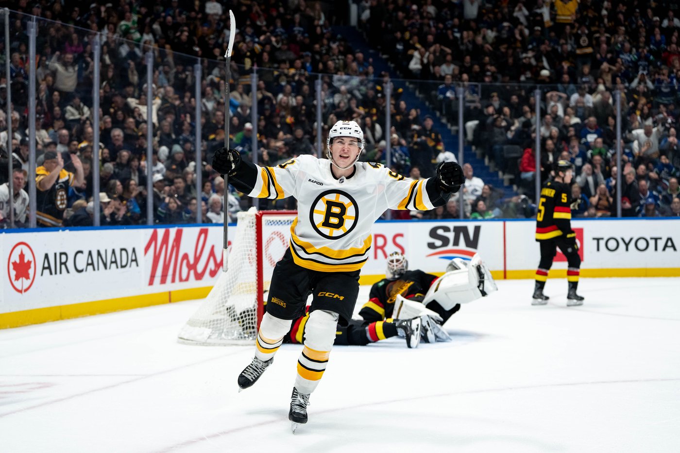 Minten scores in overtime, Boston Bruins top Vancouver Canucks 3-2 | iNFOnews.ca