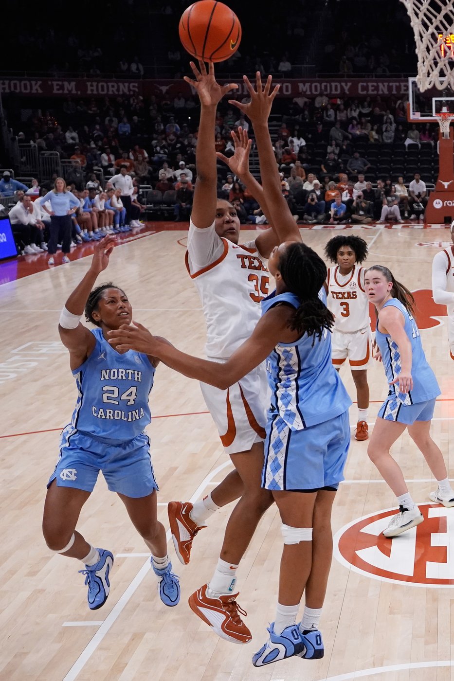 Lee and Booker lead No. 2 Texas past No. 11 North Carolina 79-64 in ACC-SEC challenge | iNFOnews.ca