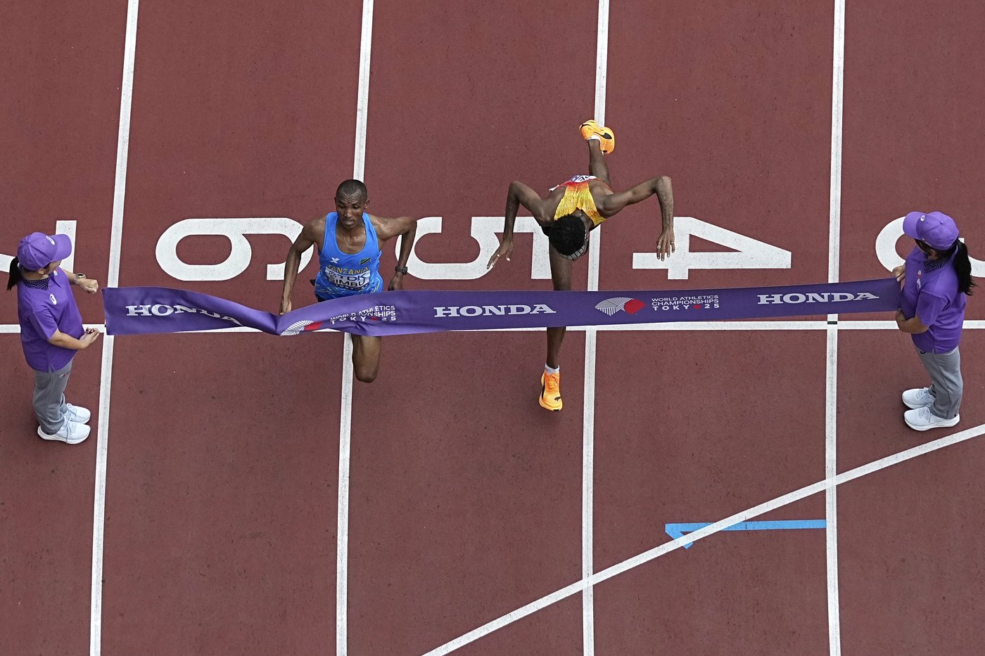 Marathon at world champs comes down to a sprint and a photo finish | iNFOnews.ca Marathon at world champs comes down to a sprint and a photo finish | iNFOnews.ca