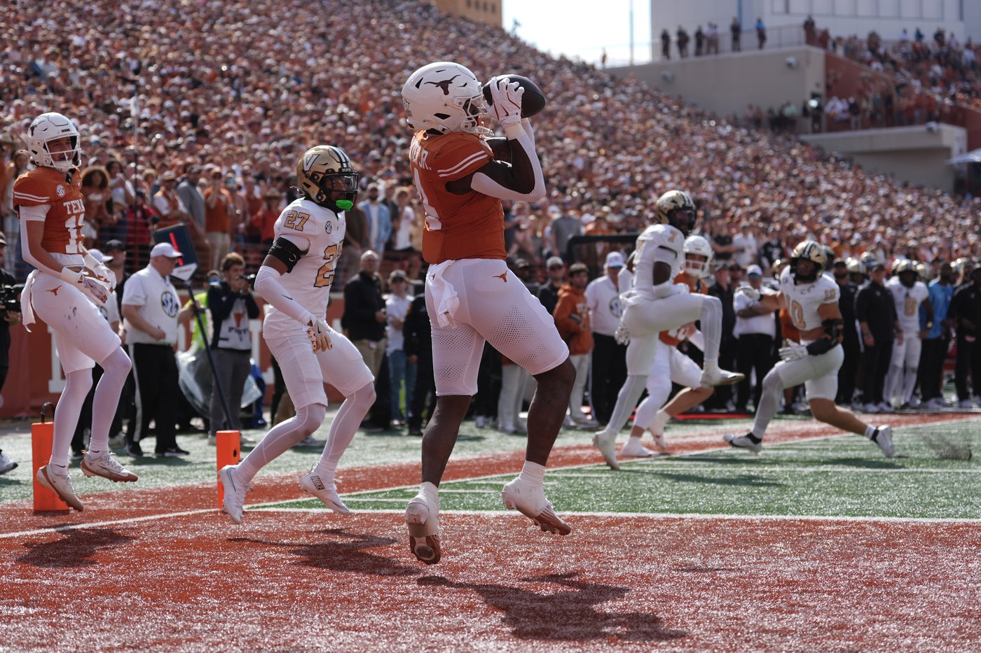 Manning throws 3 touchdowns and No. 20 Texas holds off No. 9 Vanderbilt late for 34-31 win | iNFOnews.ca Manning throws 3 touchdowns and No. 20 Texas holds off No. 9 Vanderbilt late for 34-31 win | iNFOnews.ca