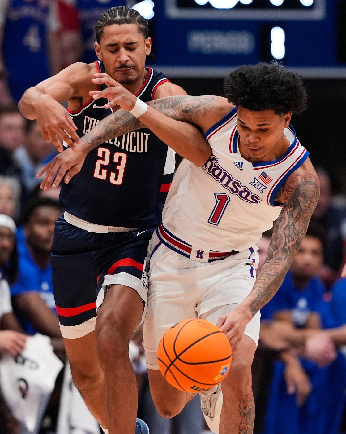 Freshman guard Braylon Mullins scores 17 points as No. 5 UConn rallies past No. 21 Kansas 61-56 | iNFOnews.ca