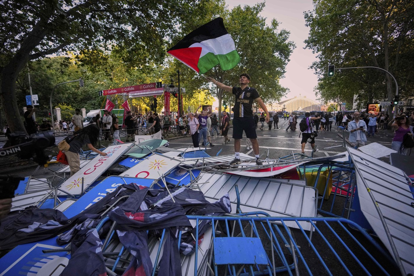 Authorities say over 100,000 at pro-Palestinian protests that forced early end to Spanish Vuelta | iNFOnews.ca Authorities say over 100,000 at pro-Palestinian protests that forced early end to Spanish Vuelta | iNFOnews.ca