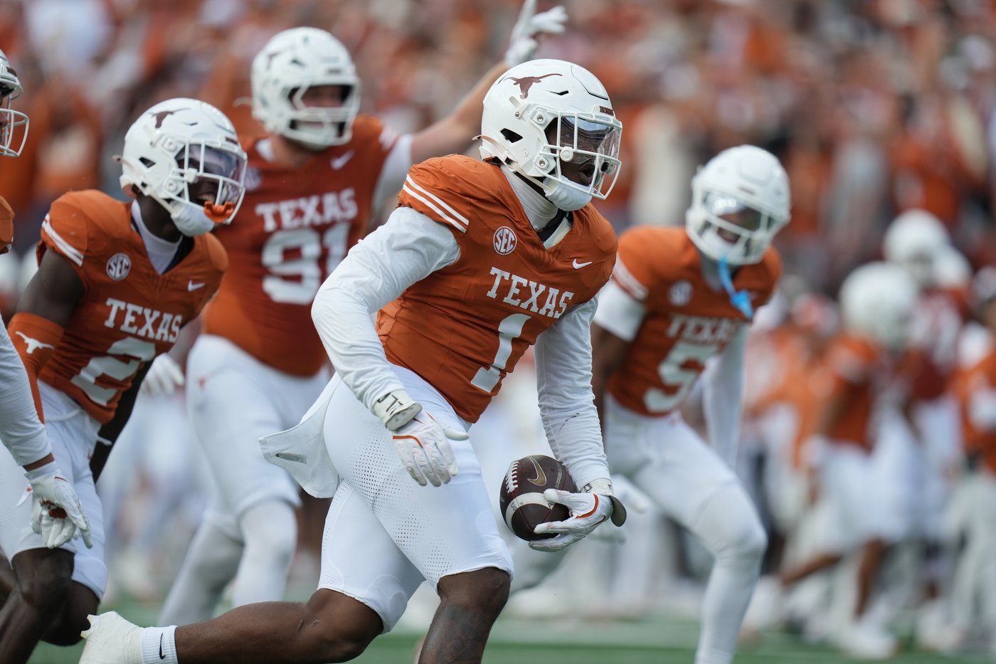Manning throws 3 touchdowns and No. 20 Texas holds off No. 9 Vanderbilt late for 34-31 win | iNFOnews.ca Manning throws 3 touchdowns and No. 20 Texas holds off No. 9 Vanderbilt late for 34-31 win | iNFOnews.ca