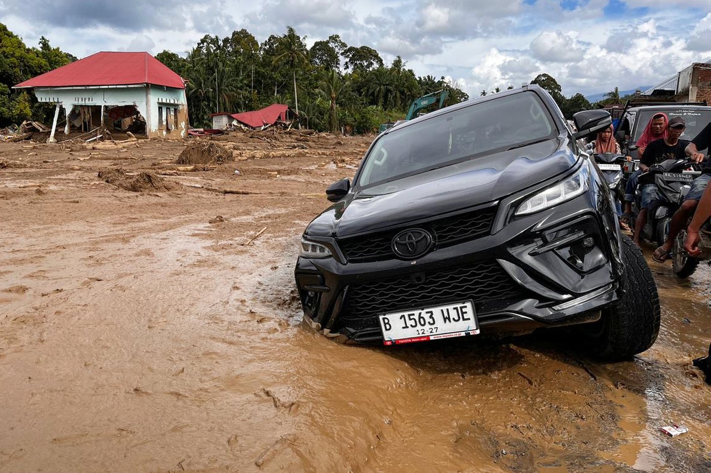 Indonesian residents hunt for food and water after deadly floods. 193 dead in Sri Lanka | iNFOnews.ca