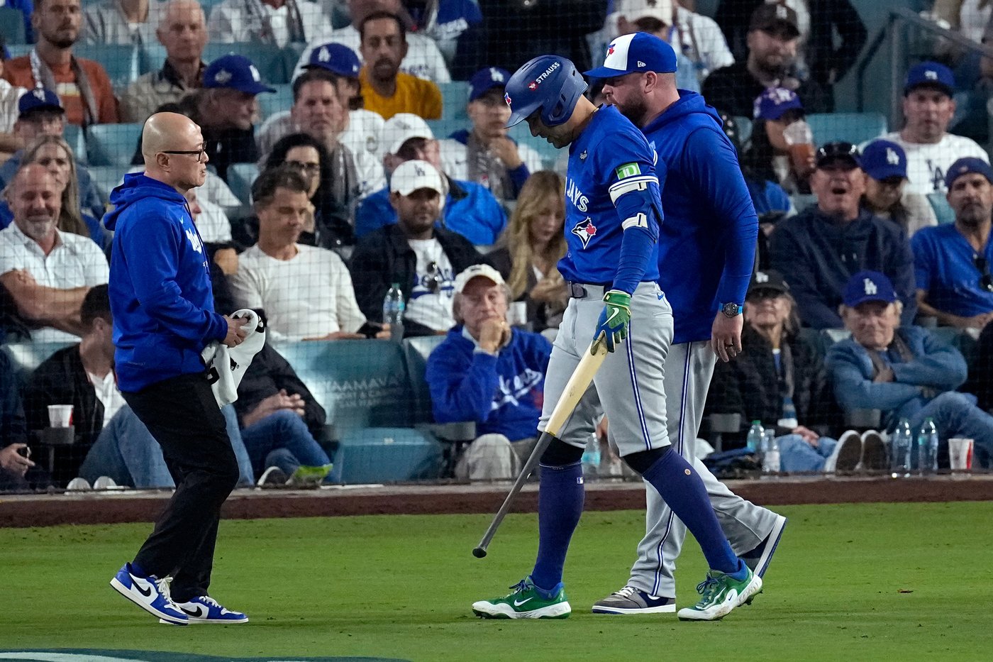 Blue Jays' George Springer leaves Game 3 of World Series after injuring himself on a swing | iNFOnews.ca Blue Jays' George Springer leaves Game 3 of World Series after injuring himself on a swing | iNFOnews.ca