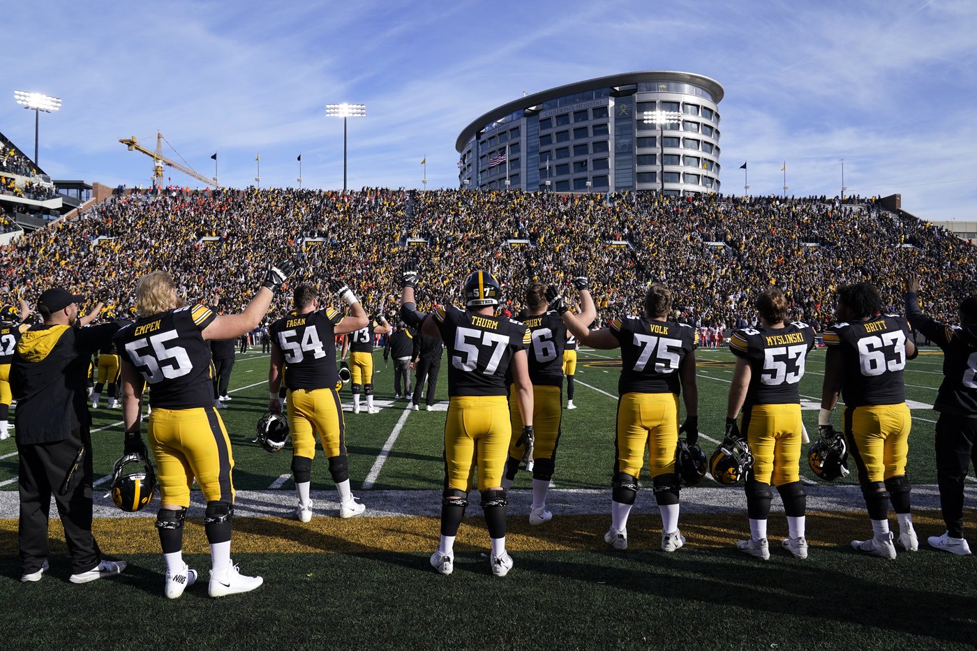College football traditions: 'Hawkeye Wave' bonds everyone in stadium with kids in adjacent hospital | iNFOnews.ca