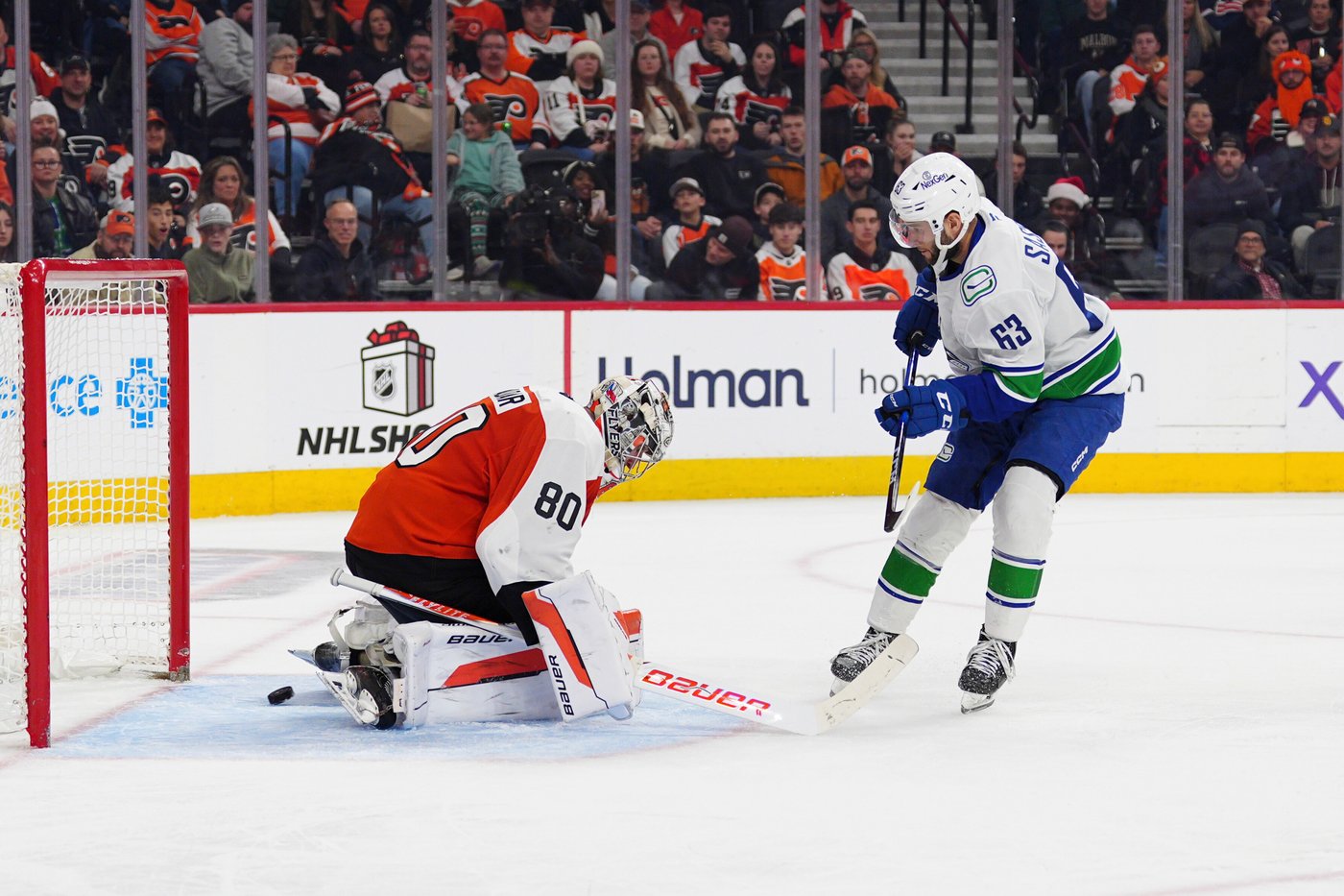 Grebenkin, Grundstrom lead Flyers to 5-2 win over Canucks | iNFOnews.ca