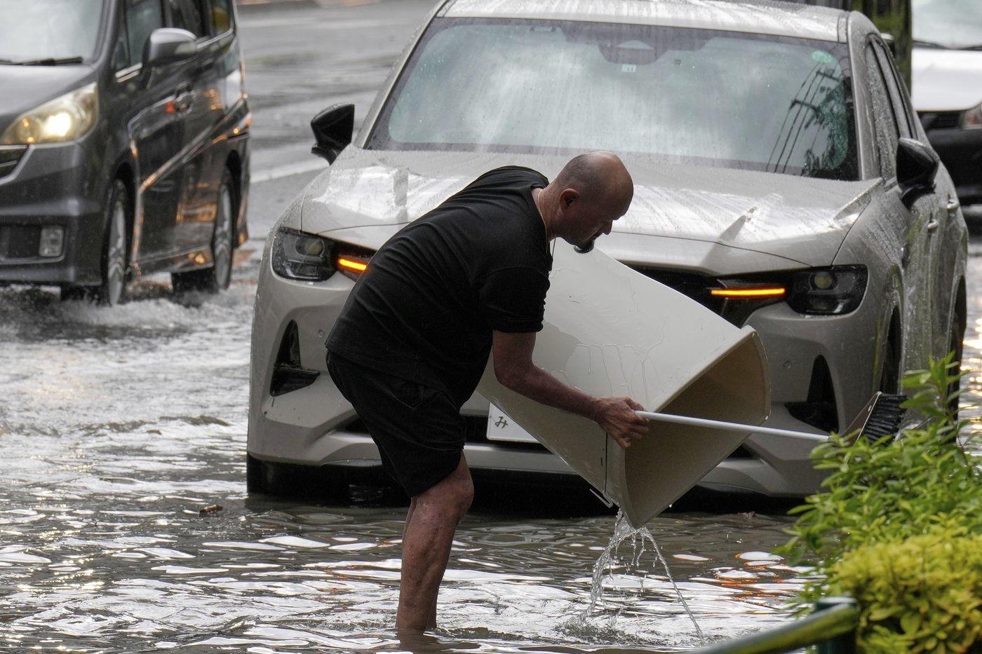 Sudden deluge of rain floods some streets and halts air and rail traffic in Tokyo | iNFOnews.ca