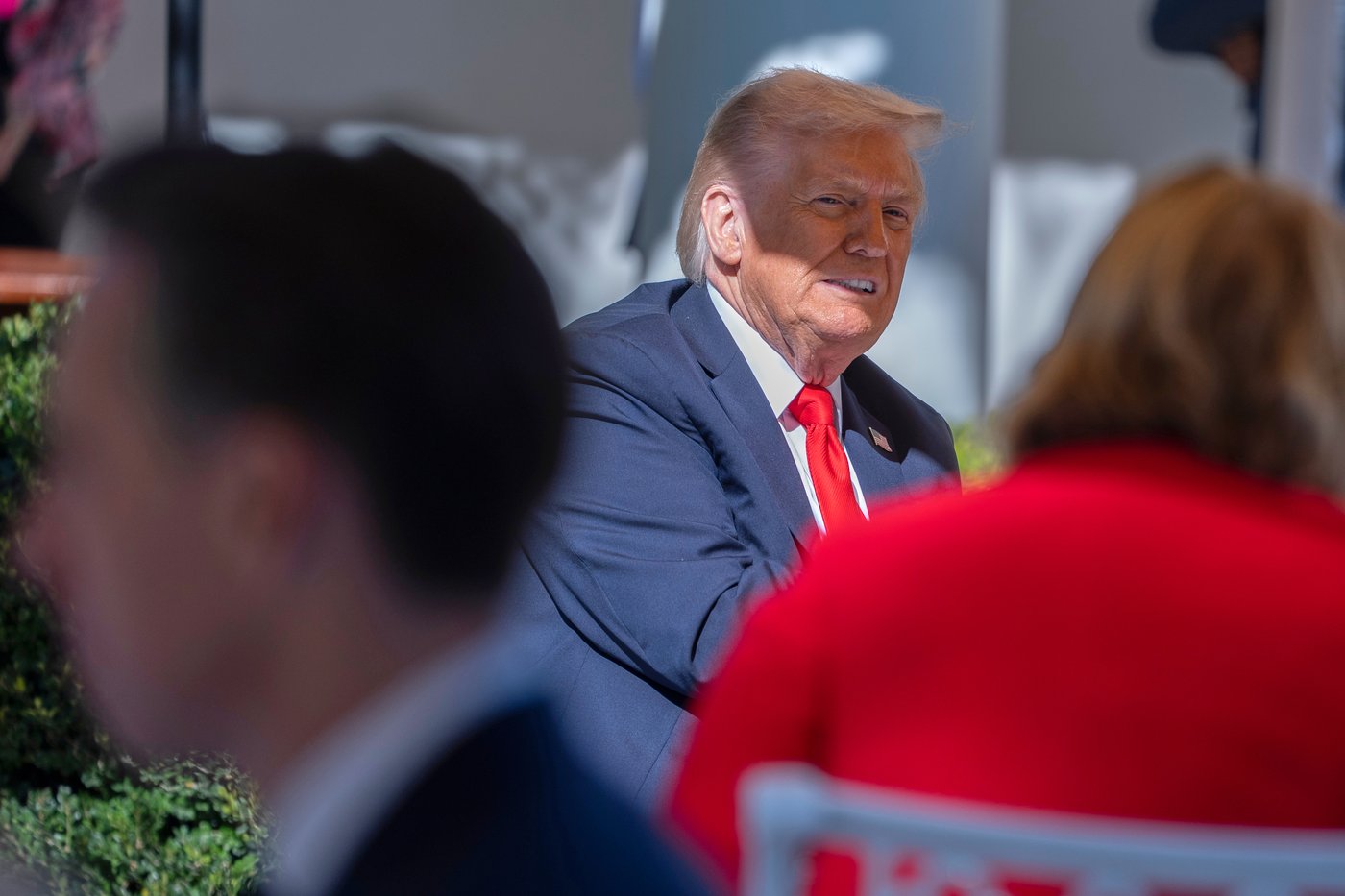 Trump hosts Senate Republicans at renovated White House as the shutdown drags into fourth week | iNFOnews.ca