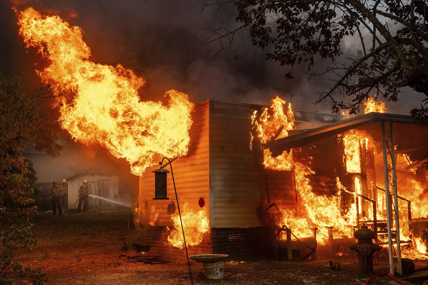 A wildfire sweeps through a historic California gold-mining town in photos | iNFOnews.ca