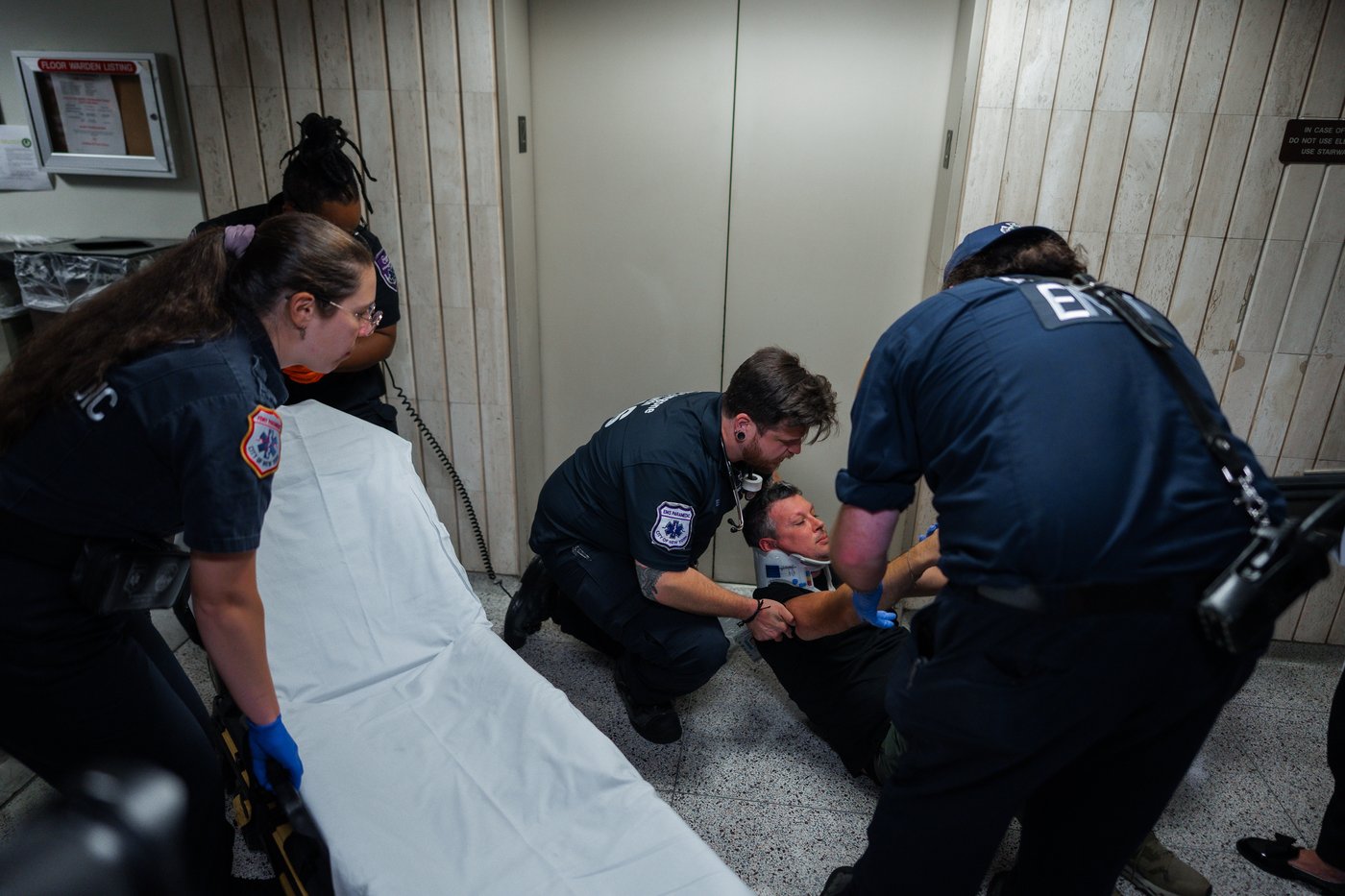 Federal agents grab and shove journalists outside NYC immigration court, sending one to hospital | iNFOnews.ca