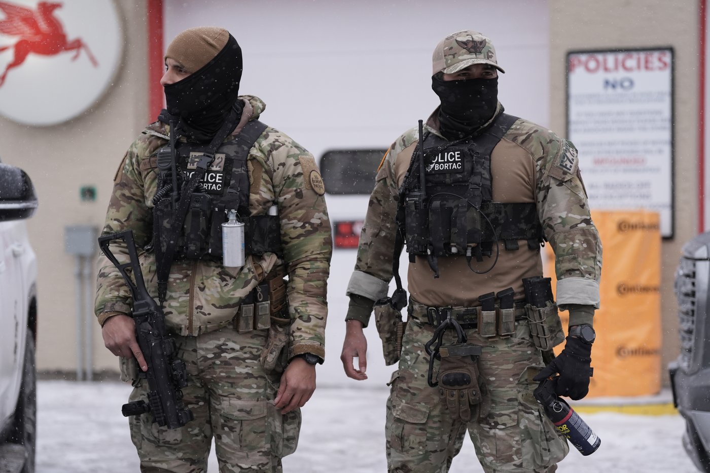 Immigration officers assert sweeping power to enter homes without a judge's warrant, memo says | iNFOnews.ca